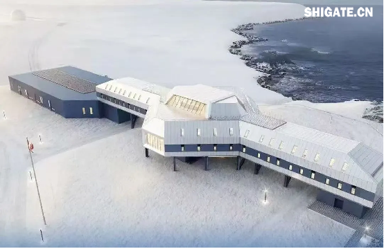 2024年2月7日，中國(guó)第五個(gè)南極考察站——中國(guó)南極秦嶺站開站。中國(guó)南極秦嶺站是中國(guó)第三個(gè)常年考察站，新時(shí)代中國(guó)建立的一個(gè)常年考察站，首個(gè)面向太平洋扇區(qū)的考察站，建筑面積達(dá)到5244平方米，主體設(shè)計(jì)為南十字星造型，設(shè)計(jì)理念源自中國(guó)航海家鄭和下西洋用來導(dǎo)航的南十字星。南極作為地球上更為嚴(yán)酷的環(huán)境之一，對(duì)建筑材料要求極嚴(yán)苛。舞鋼公司與中國(guó)南極秦嶺站相關(guān)建設(shè)單位就項(xiàng)目關(guān)鍵部位用鋼展開了深度交流，設(shè)計(jì)研發(fā)生產(chǎn)的耐候鋼板滿足了項(xiàng)目關(guān)鍵部位制造所需。