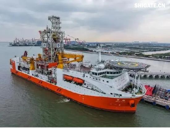 我國(guó)自主設(shè)計(jì)建造的首艘大洋鉆探船“夢(mèng)想”號(hào)于2024年11月17日在廣州正式入列，標(biāo)志著我國(guó)深海探測(cè)關(guān)鍵技術(shù)裝備取得重大突破。“夢(mèng)想”號(hào)鉆采系統(tǒng)居國(guó)際領(lǐng)先水平，鉆深可達(dá)11000米，具備4種鉆探模式和3種取芯方式，有望助力科學(xué)家實(shí)現(xiàn)“打穿地殼、進(jìn)入地球深部”的夢(mèng)想，為我國(guó)實(shí)施深海資源勘探、關(guān)鍵技術(shù)裝備研發(fā)以及科學(xué)家開展大洋科學(xué)鉆探研究提供重大平臺(tái)支撐。在項(xiàng)目建設(shè)過程中，為了滿足其核心部位——船舶換熱器、制冷系統(tǒng)制造用鋼需求，舞鋼公司發(fā)揮專業(yè)技術(shù)優(yōu)勢(shì)，制訂特殊的工藝方案：在冶煉環(huán)節(jié)創(chuàng)新冶煉工藝，嚴(yán)控鋼水內(nèi)部夾雜物；在軋制和熱處理環(huán)節(jié)創(chuàng)新實(shí)施3項(xiàng)獨(dú)有的工藝，確保了鋼板各項(xiàng)性能指標(biāo)完全滿足使用要求，且比普通合同提前10天交貨。 