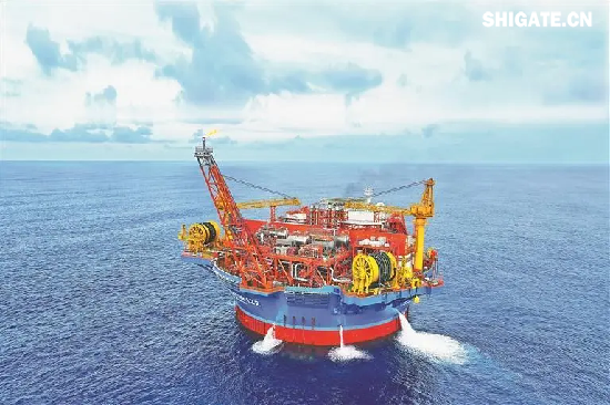 亞洲首艘圓筒型海上油氣加工廠“?？惶?hào)”于2024年9月19日投產(chǎn)，其深水吸力錨制造用鋼全部是“舞鋼牌”鋼板。由于“海葵一號(hào)”吸力錨的工作水深達(dá)到324米，舞鋼公司按照技術(shù)參數(shù)，為其“量身定制”海工鋼。按照合同要求，所有板材都要加做板厚1/2處性能檢驗(yàn)，對(duì)碳當(dāng)量、焊接要求極嚴(yán)苛；實(shí)施DNV入級(jí)檢驗(yàn)，對(duì)設(shè)計(jì)、材料、建造、檢驗(yàn)要求極嚴(yán)苛，且工期較緊。舞鋼公司以滿足客戶需求為目標(biāo)，強(qiáng)化過程管控，順利實(shí)現(xiàn)按期交貨。 