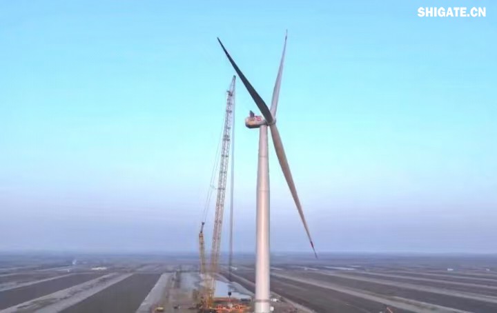 1月11日，更大功率等級的漂浮式風電機組——中國中車“啟航號”在山東東營風電裝備測試認證創(chuàng)新基地吊裝成功，標志著我國在海上超大型風機的探索邁出重要一步。該項目風電機組的配套塔筒是全球直徑更大、重量更重的塔筒型號，所用鋼板由河鋼集團舞鋼公司獨家提供。