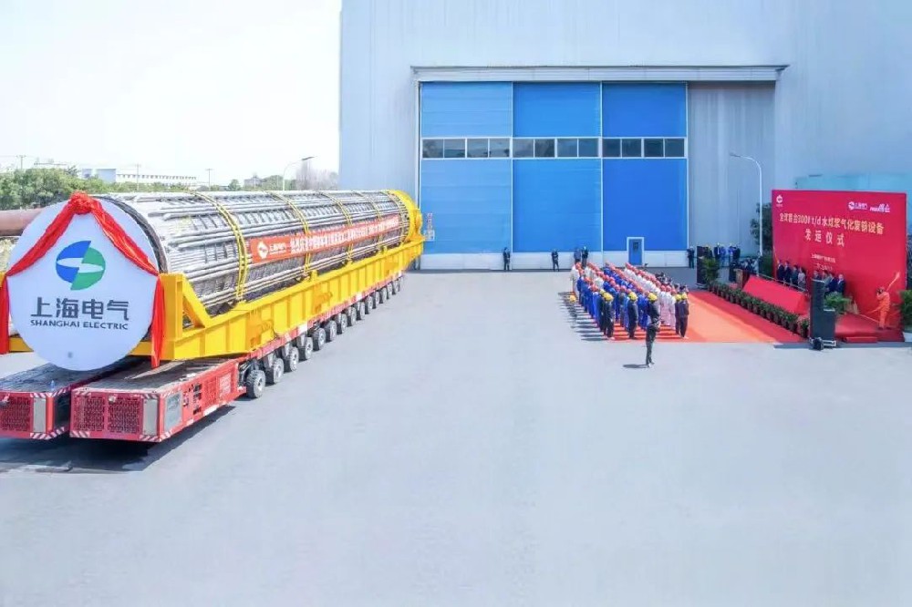 舞鋼公司結(jié)合行業(yè)趨勢(shì)和企業(yè)定位，快速調(diào)整工作思路，把特鋼思路作為企業(yè)經(jīng)營(yíng)的“法寶”，努力走好產(chǎn)品路線。在深入走訪市場(chǎng)的過(guò)程中，舞鋼公司了解到某客戶計(jì)劃設(shè)計(jì)制造日處理量達(dá)3000噸的水煤漿氣化廢鍋設(shè)備，由于各項(xiàng)技術(shù)要求比較高，其專利方美國(guó)Ap公司曾要求采用進(jìn)口鋼鐵材料制造該臺(tái)設(shè)備。舞鋼公司與該客戶和美國(guó)Ap公司進(jìn)行多輪次深度交流，充分發(fā)揮自身在容器鋼板領(lǐng)域的技術(shù)優(yōu)勢(shì)，為客戶研發(fā)契合設(shè)計(jì)要求的鋼鐵材料，贏得了客戶和美國(guó)Ap公司的認(rèn)可。在生產(chǎn)過(guò)程中，舞鋼公司效益產(chǎn)品攻關(guān)團(tuán)隊(duì)和產(chǎn)線人員密切配合，根據(jù)產(chǎn)線實(shí)際，創(chuàng)新工藝、生產(chǎn)流程，嚴(yán)格過(guò)程質(zhì)量管控，確保了該批容器鋼板各項(xiàng)質(zhì)量指標(biāo)完全滿足客戶需求。