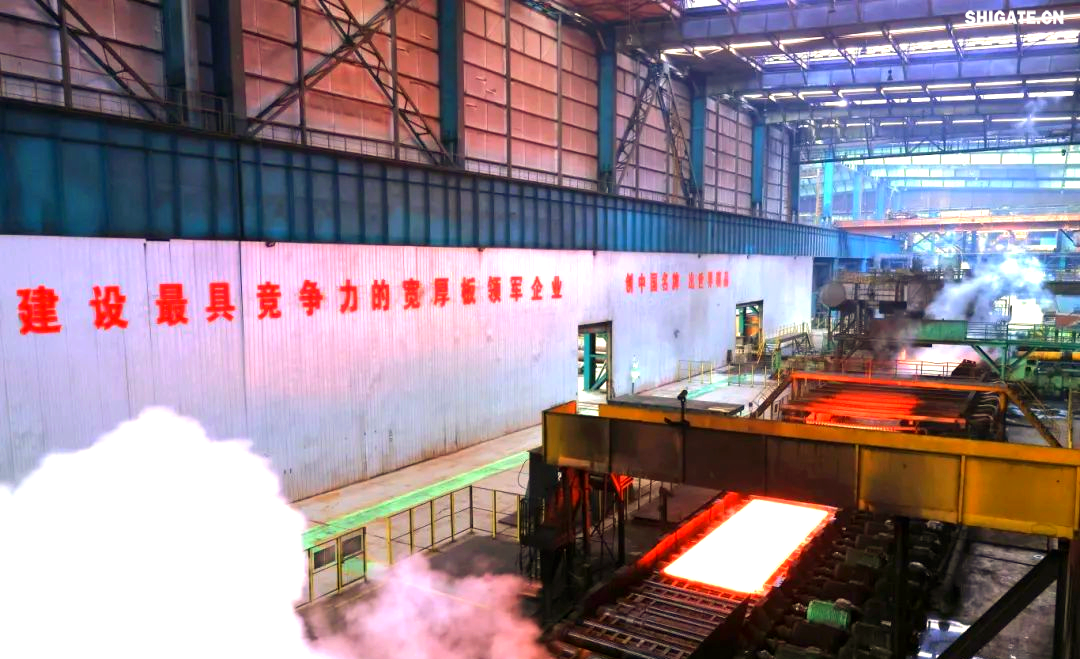 260余種寬厚板產(chǎn)品成功替代進口或按國外標準生產(chǎn)，多個品種填補國內(nèi)空白并獨家供貨，更有40余種遠銷海外。舞鋼公司不僅主導制定了臨氫設(shè)備用鉻鉬合金鋼板等十余項國家標準，還榮獲國家科學技術(shù)進步獎一等獎2項、二等獎1項，省部級科技進步獎更是數(shù)不勝數(shù)。自創(chuàng)立以來，河鋼集團舞鋼公司便深耕寬厚板研發(fā)制造，打造出響亮的民族品牌，穩(wěn)坐椅子。