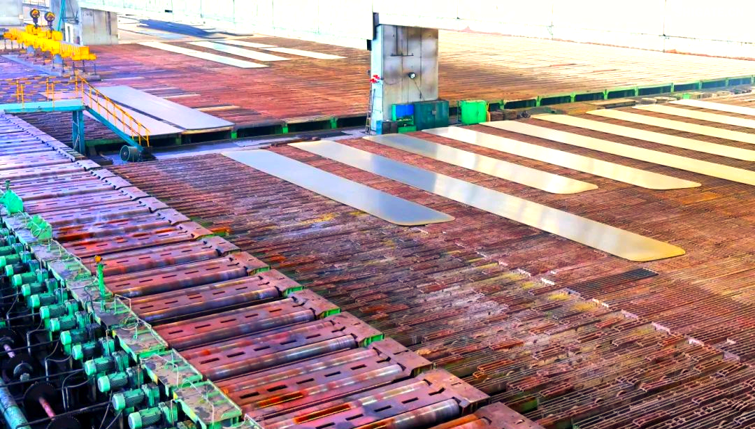 260余種寬厚板產(chǎn)品成功替代進口或按國外標準生產(chǎn)，多個品種填補國內(nèi)空白并獨家供貨，更有40余種遠銷海外。舞鋼公司不僅主導制定了臨氫設(shè)備用鉻鉬合金鋼板等十余項國家標準，還榮獲國家科學技術(shù)進步獎一等獎2項、二等獎1項，省部級科技進步獎更是數(shù)不勝數(shù)。自創(chuàng)立以來，河鋼集團舞鋼公司便深耕寬厚板研發(fā)制造，打造出響亮的民族品牌，穩(wěn)坐椅子。