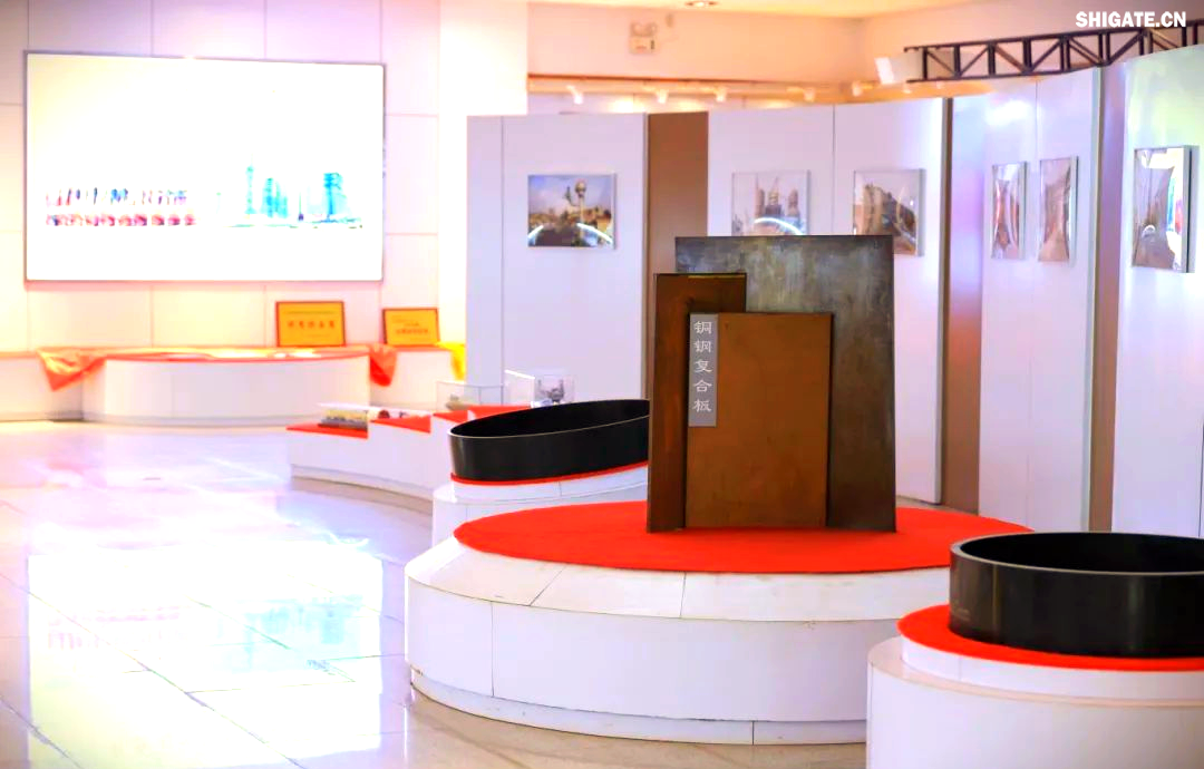 260余種寬厚板產(chǎn)品成功替代進口或按國外標準生產(chǎn)，多個品種填補國內(nèi)空白并獨家供貨，更有40余種遠銷海外。舞鋼公司不僅主導制定了臨氫設(shè)備用鉻鉬合金鋼板等十余項國家標準，還榮獲國家科學技術(shù)進步獎一等獎2項、二等獎1項，省部級科技進步獎更是數(shù)不勝數(shù)。自創(chuàng)立以來，河鋼集團舞鋼公司便深耕寬厚板研發(fā)制造，打造出響亮的民族品牌，穩(wěn)坐椅子。