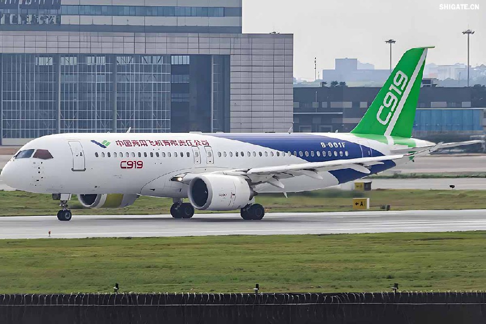 12月9日，國產(chǎn)大飛機(jī)C919的全球首家用戶東航，正式接收首架C919飛機(jī)，標(biāo)志著國產(chǎn)大飛機(jī)邁出市場(chǎng)運(yùn)營的“第一步”，也標(biāo)志著中國民航運(yùn)輸市場(chǎng)首次擁有中國自主研發(fā)的噴氣式干線飛機(jī)。  消息傳來，河鋼集團(tuán)干部職工倍感振奮。因?yàn)?，國產(chǎn)大飛機(jī)工程也凝聚了河鋼干部職工的心血和汗水，見證了河鋼人的獨(dú)特貢獻(xiàn)。河鋼自主研發(fā)的390mm大厚度調(diào)質(zhì)鋼20MnNiMo，填補(bǔ)國內(nèi)空白，用于大飛機(jī)項(xiàng)目的核心設(shè)備——世界更大的8萬噸級(jí)模鍛壓機(jī)制造，為國產(chǎn)大飛機(jī)提供堅(jiān)強(qiáng)的鋼鐵支撐。