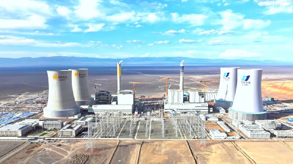 9月4日，我國“沙戈荒”新能源外送基地——新疆華電哈密2×100萬千瓦煤電項(xiàng)目建成投產(chǎn)，經(jīng)過為期半個多月試運(yùn)行，狀況良好。在該項(xiàng)目建設(shè)過程中，河鋼集團(tuán)舞鋼公司容器鋼板替代進(jìn)口，獨(dú)家用于項(xiàng)目所需國內(nèi)首批100萬千瓦高效超超臨界純?nèi)夹陆邏A煤鍋爐等核心設(shè)備的制作，為國家重點(diǎn)新能源項(xiàng)目建設(shè)作出突出貢獻(xiàn)。