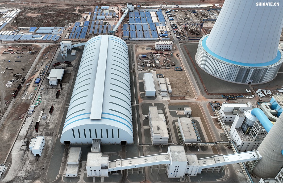 9月4日，我國“沙戈荒”新能源外送基地——新疆華電哈密2×100萬千瓦煤電項(xiàng)目建成投產(chǎn)，經(jīng)過為期半個多月試運(yùn)行，狀況良好。在該項(xiàng)目建設(shè)過程中，河鋼集團(tuán)舞鋼公司容器鋼板替代進(jìn)口，獨(dú)家用于項(xiàng)目所需國內(nèi)首批100萬千瓦高效超超臨界純?nèi)夹陆邏A煤鍋爐等核心設(shè)備的制作，為國家重點(diǎn)新能源項(xiàng)目建設(shè)作出突出貢獻(xiàn)。