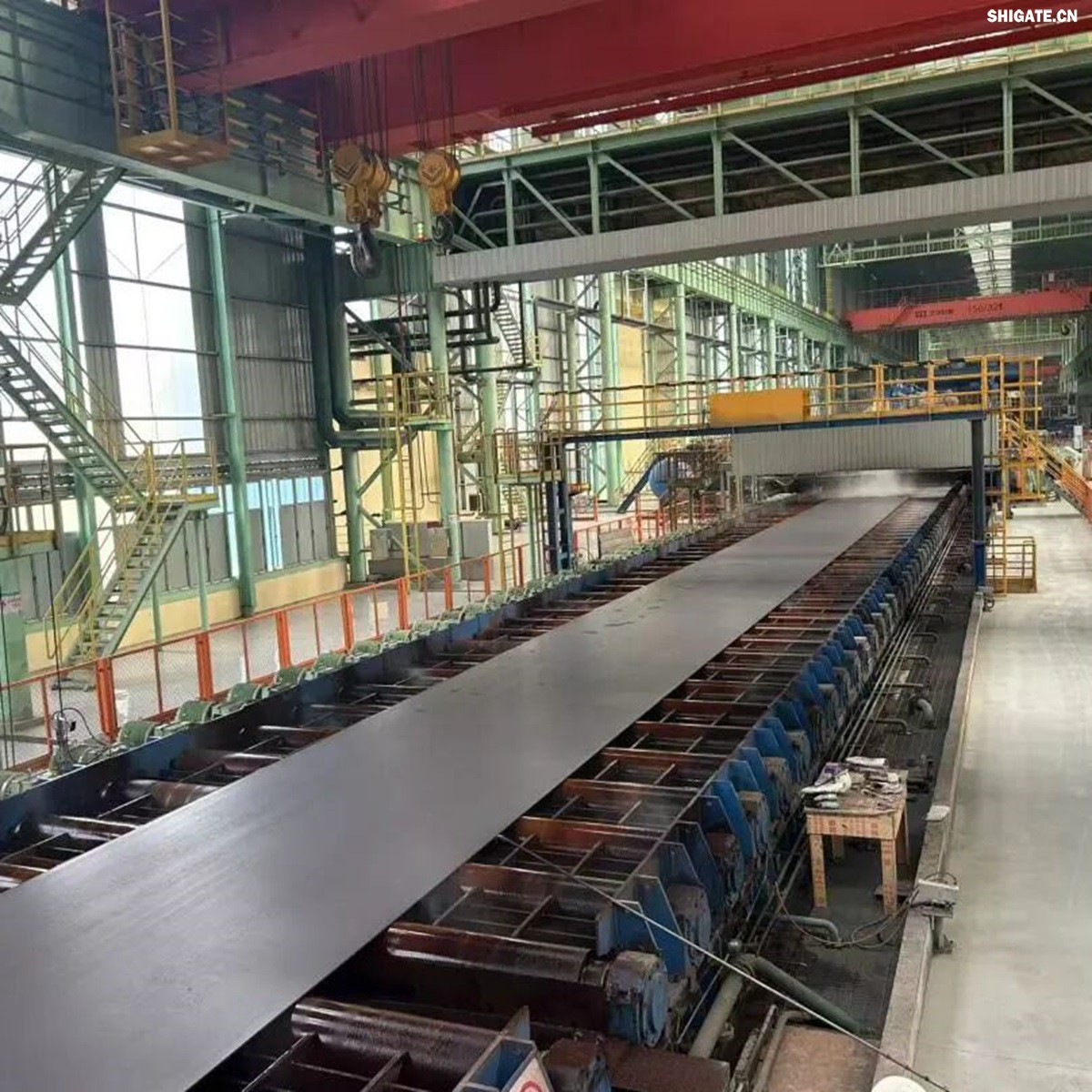 12月2日，周口基地傳來喜訊——其寬厚板產(chǎn)線先后完成了14mm、12mm規(guī)格鋼板的首次軋制，此次試軋的低溫壓力容器鋼板09MnNiDR和工程機械用鋼Q355B兩種牌號鋼板均順利下線，經(jīng)嚴格檢測，各項指標均超過標準要求。這一突破標志著該基地雙超寬機架產(chǎn)線在6mm至300mm寬厚板的規(guī)格拓展征程中邁出了堅實的一步，好產(chǎn)品的覆蓋范圍得以進一步擴大。    