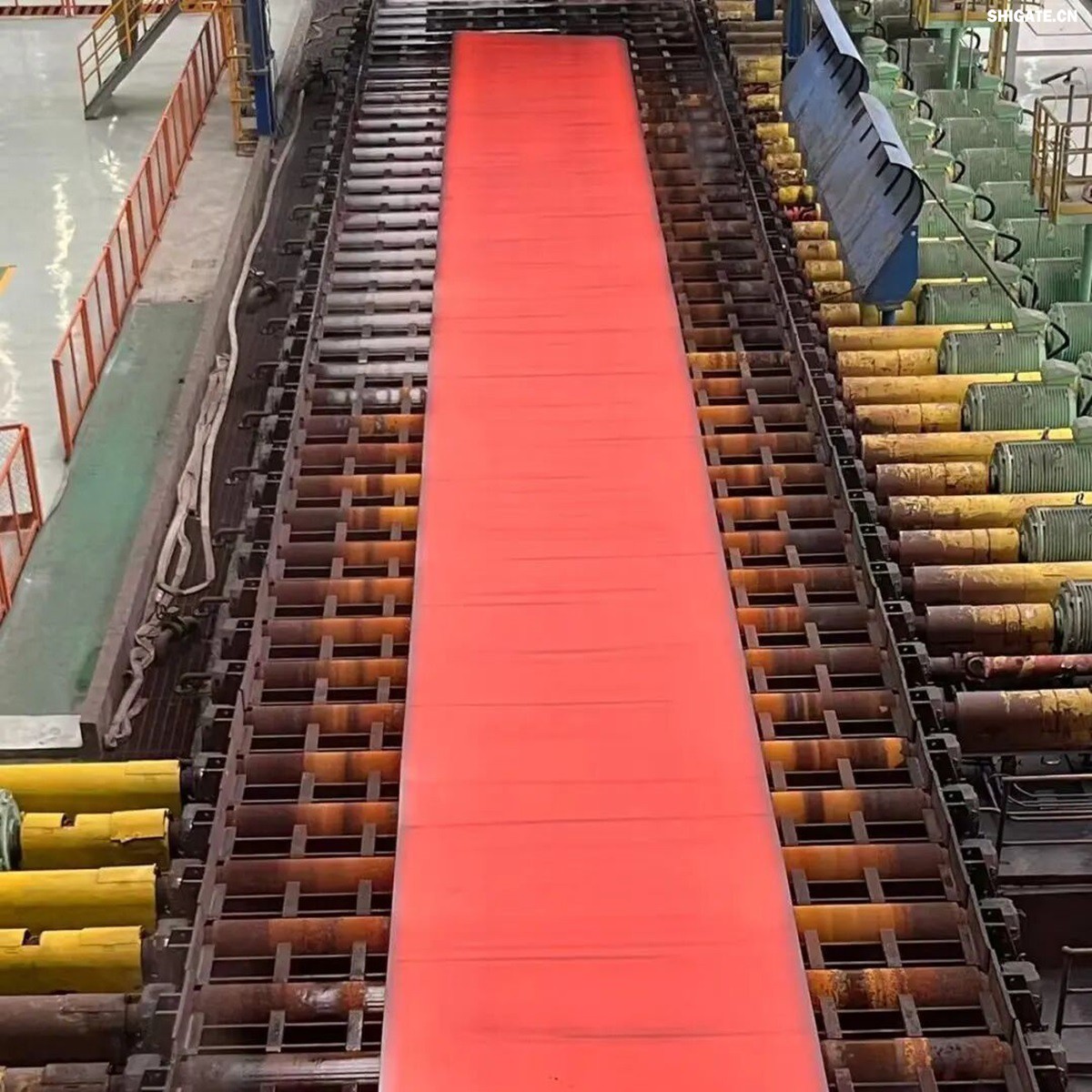 12月2日，周口基地傳來喜訊——其寬厚板產(chǎn)線先后完成了14mm、12mm規(guī)格鋼板的首次軋制，此次試軋的低溫壓力容器鋼板09MnNiDR和工程機械用鋼Q355B兩種牌號鋼板均順利下線，經(jīng)嚴格檢測，各項指標均超過標準要求。這一突破標志著該基地雙超寬機架產(chǎn)線在6mm至300mm寬厚板的規(guī)格拓展征程中邁出了堅實的一步，好產(chǎn)品的覆蓋范圍得以進一步擴大。    