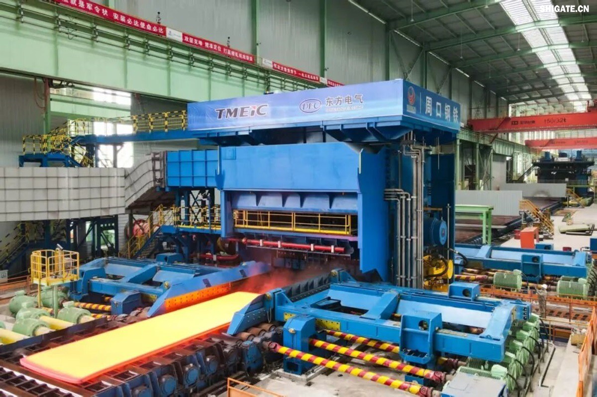 12月2日，周口基地傳來喜訊——其寬厚板產(chǎn)線先后完成了14mm、12mm規(guī)格鋼板的首次軋制，此次試軋的低溫壓力容器鋼板09MnNiDR和工程機械用鋼Q355B兩種牌號鋼板均順利下線，經(jīng)嚴格檢測，各項指標均超過標準要求。這一突破標志著該基地雙超寬機架產(chǎn)線在6mm至300mm寬厚板的規(guī)格拓展征程中邁出了堅實的一步，好產(chǎn)品的覆蓋范圍得以進一步擴大。    